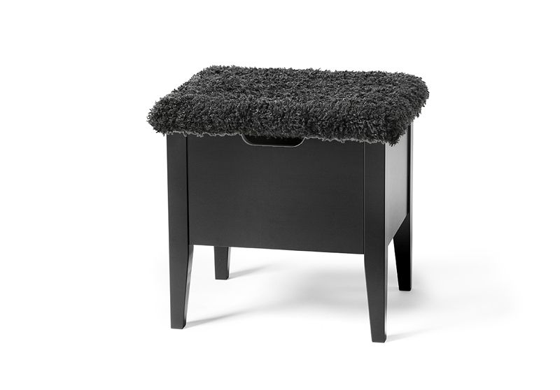 KLINTE bænk 45 cm sortlakeret med imitation af fåreskind