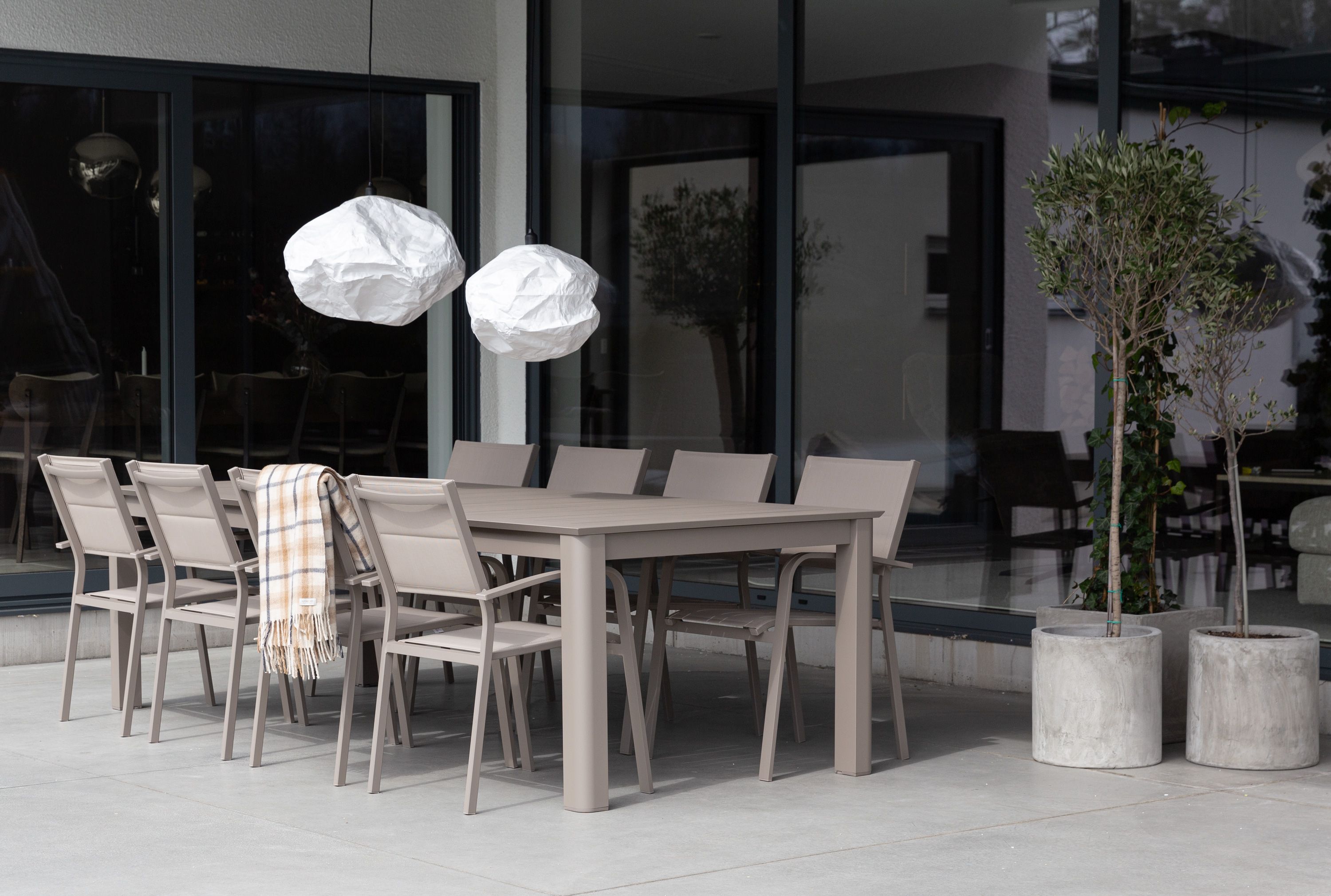 Lodes spisebord med Le graisse karmstole (beige)