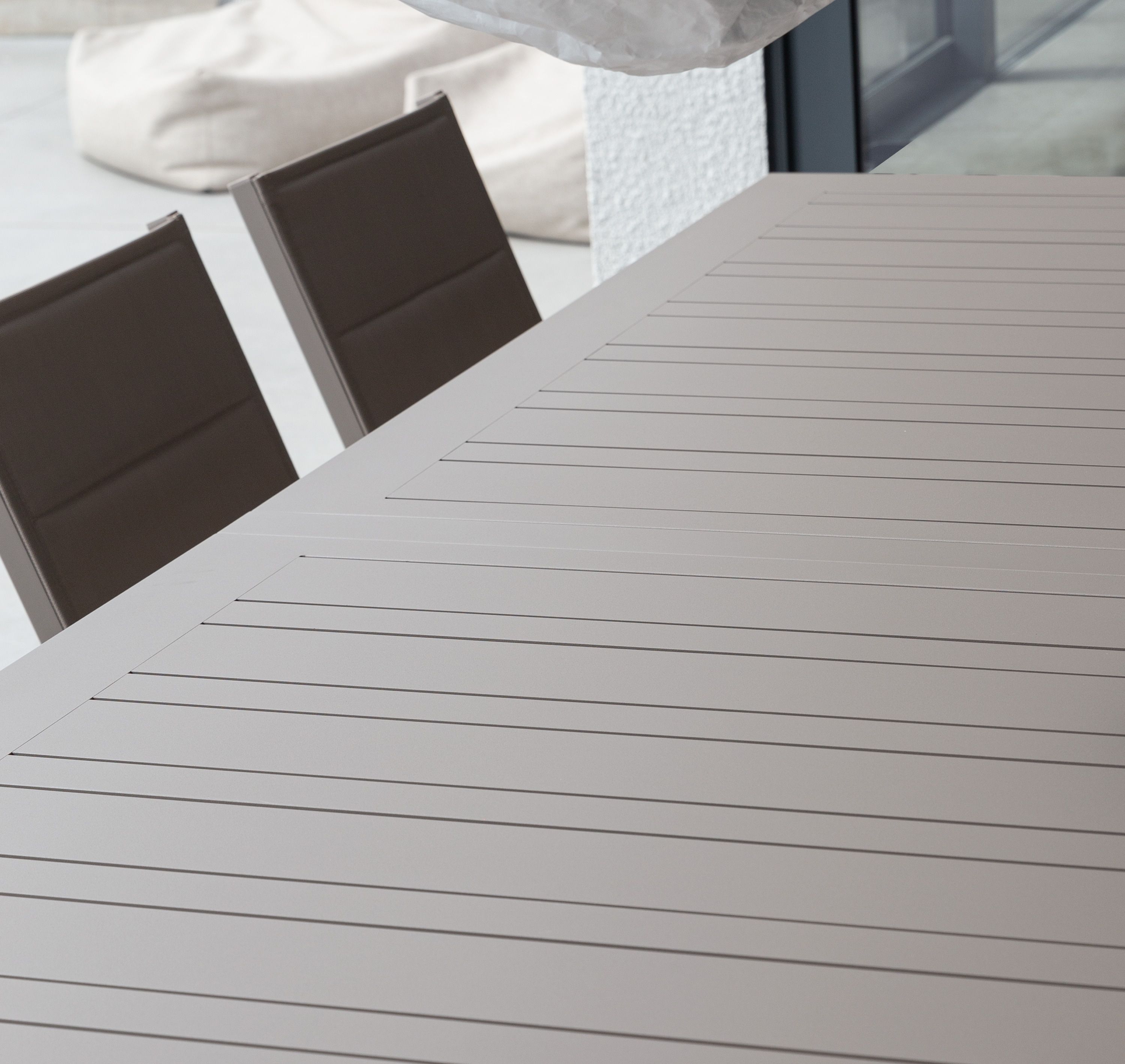 Lodes spisebord med Le graisse karmstole (beige)