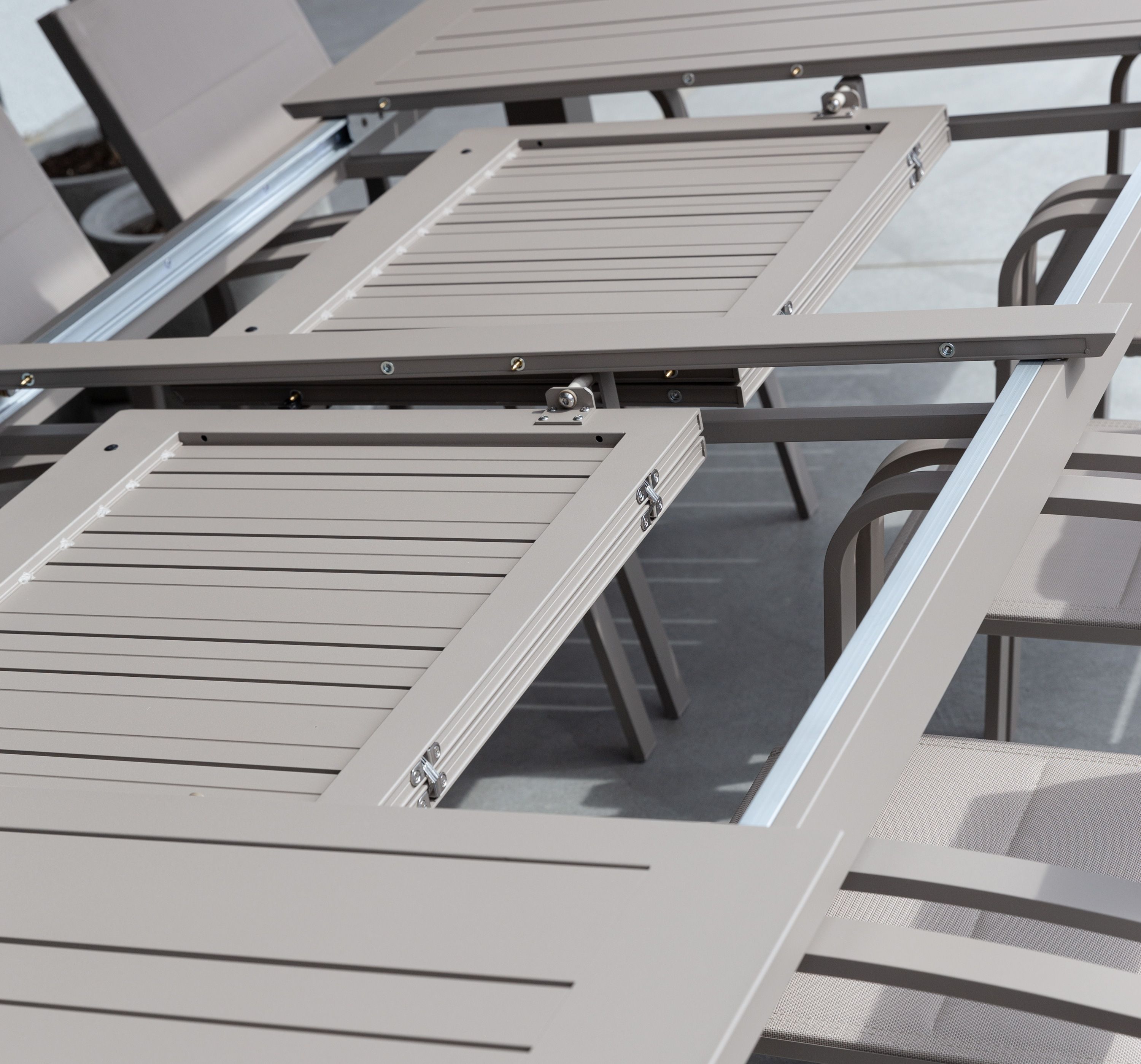 Lodes spisebord med Le graisse karmstole (beige)