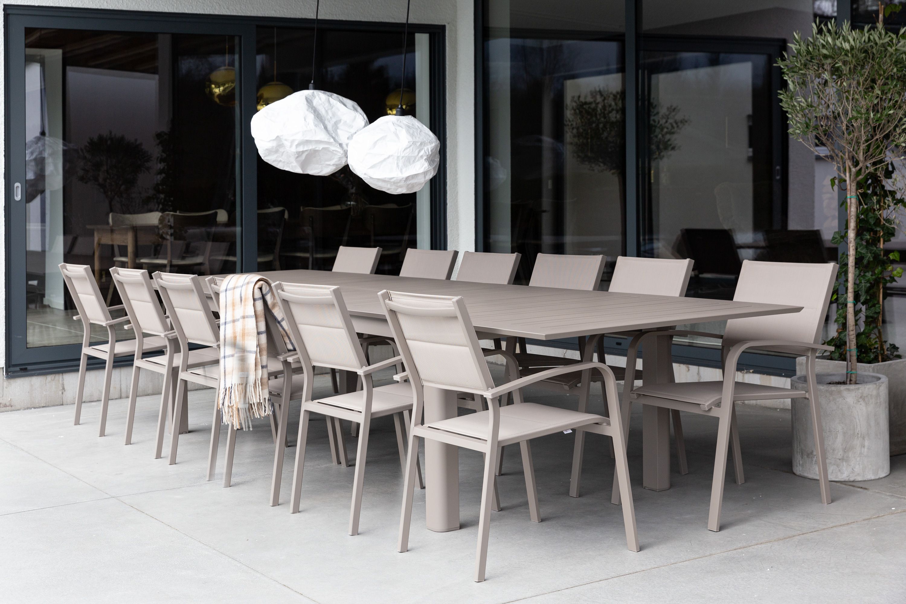 Lodes spisebord med Le graisse karmstole (beige)