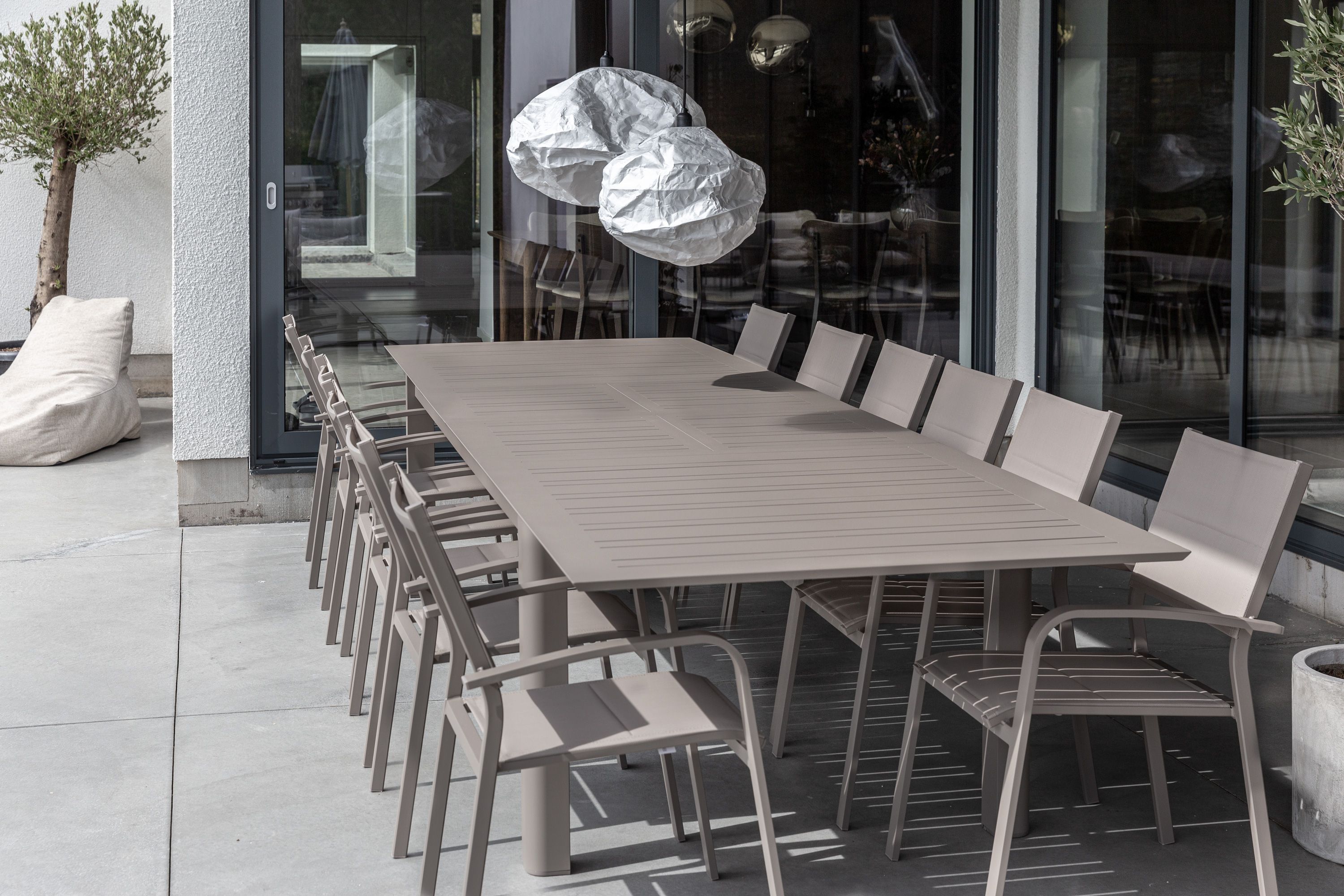 Lodes spisebord med Le graisse karmstole (beige)
