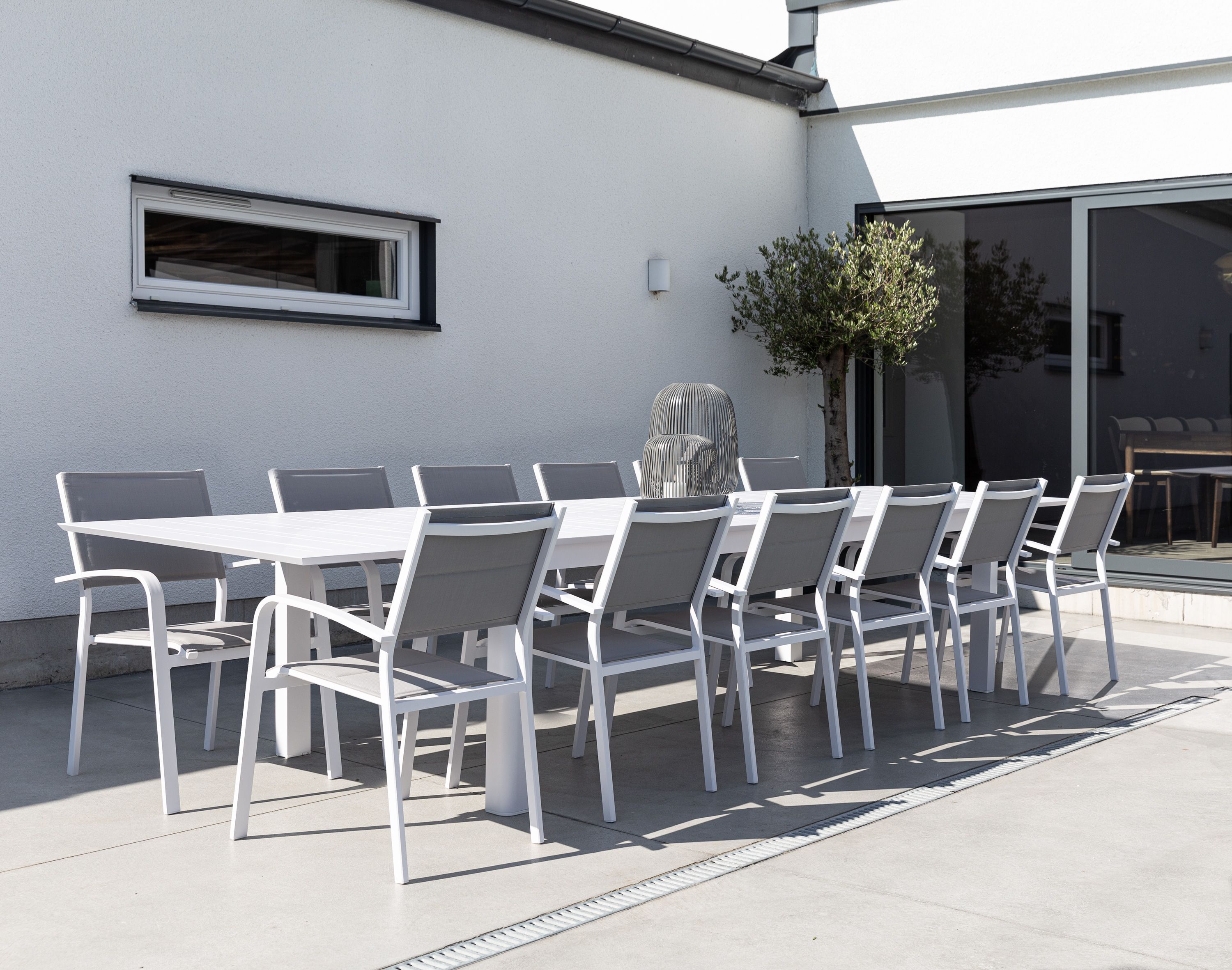 Lodes spisebord med Le graisse karmstole (hvid)