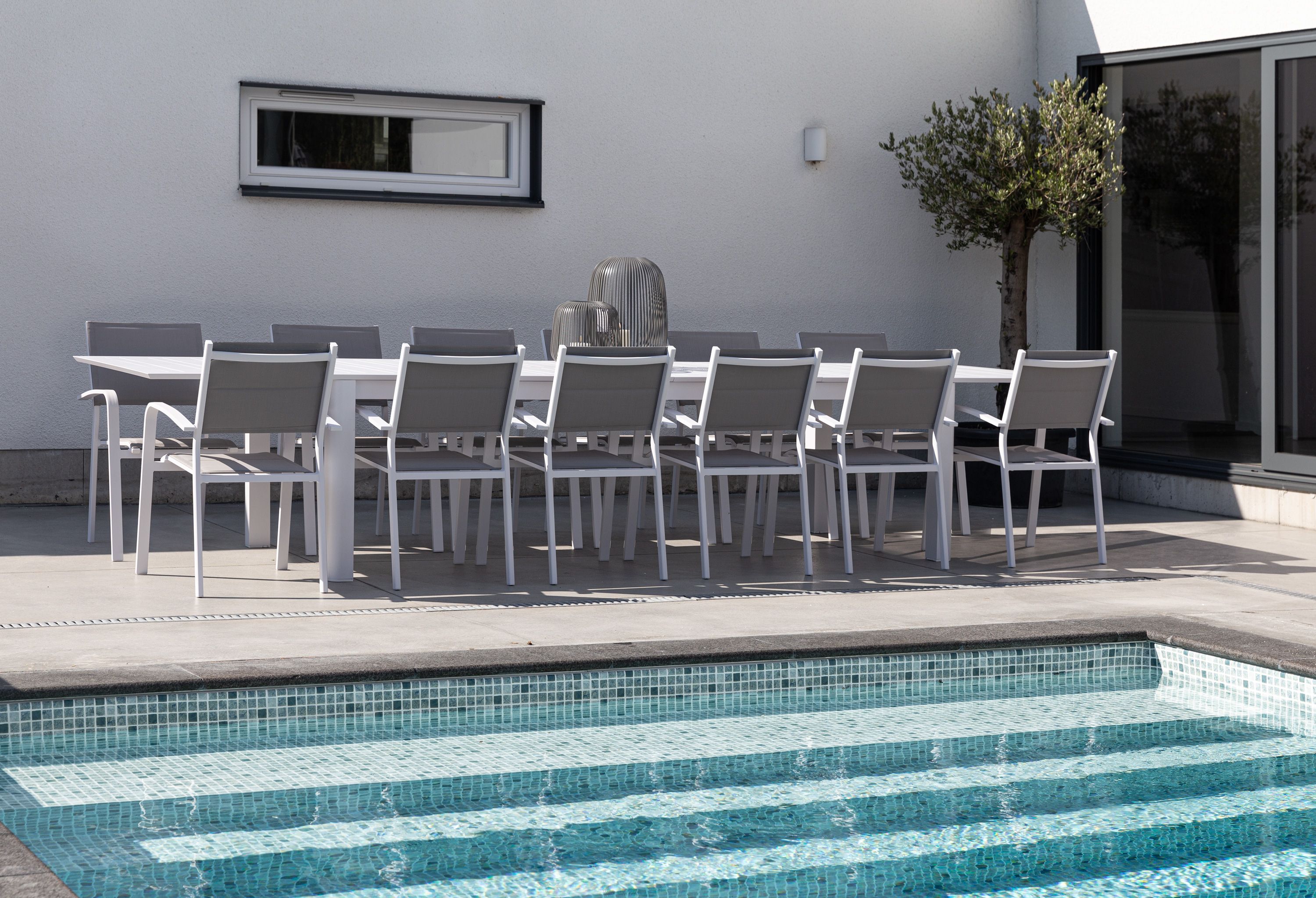 Lodes spisebord med Le graisse karmstole (hvid)