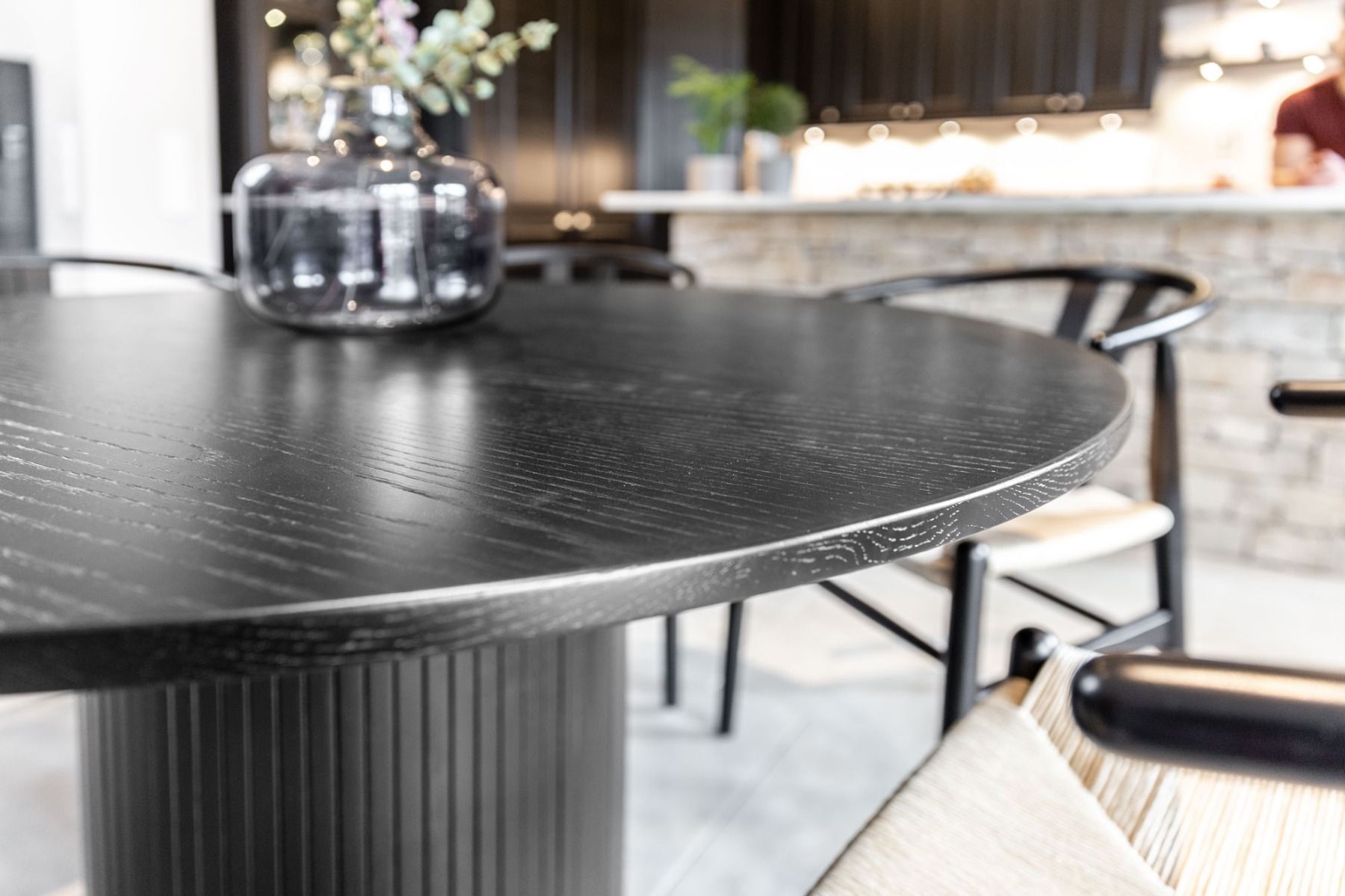 Circle 220 spisebord i sortpigmenteret eg med Oskar stol