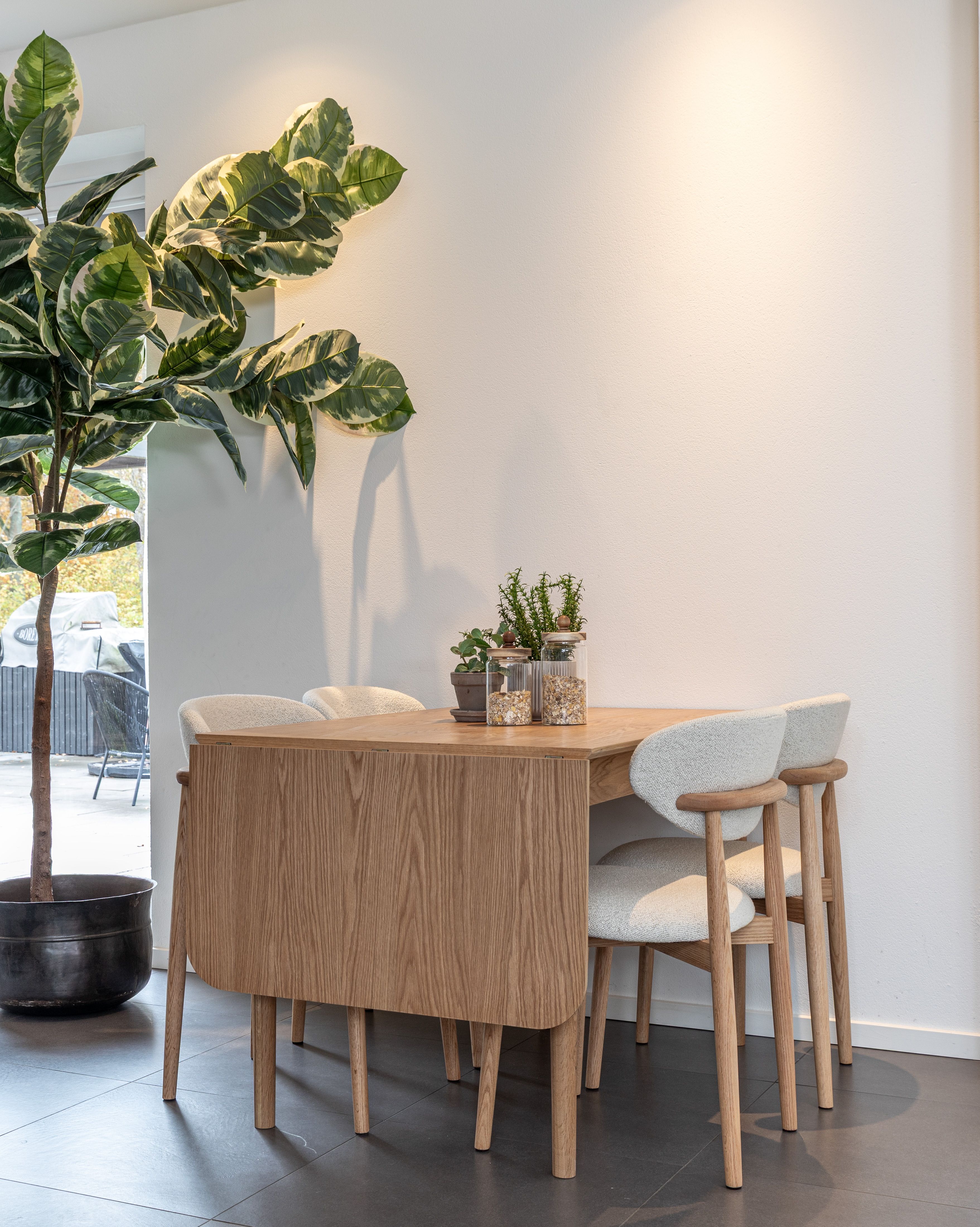 Oskar spisegruppe eg 120x80cm + klaff med Le chic stole