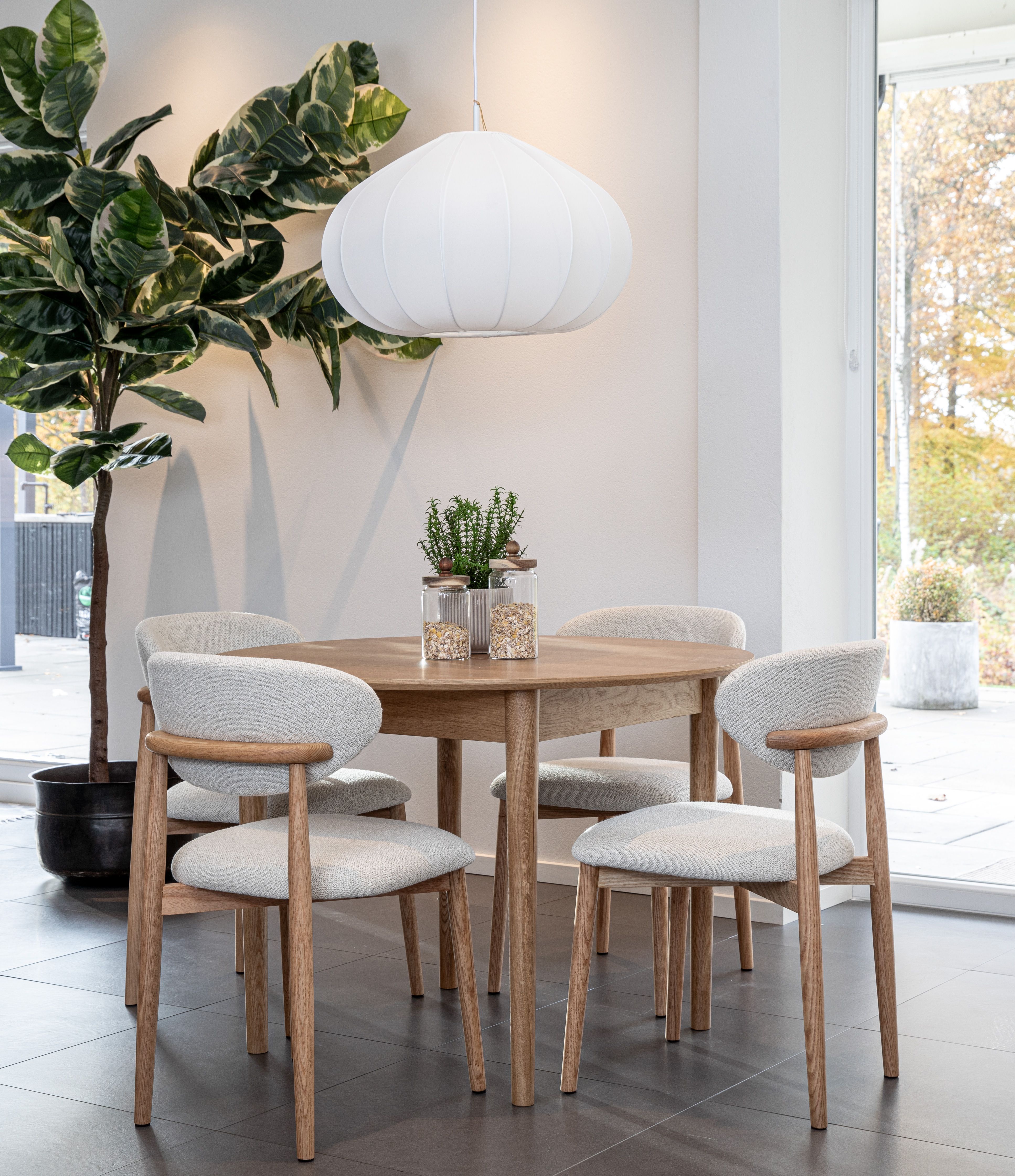 Oskar spisegruppe i eg 105cm Ø med Le chic stole